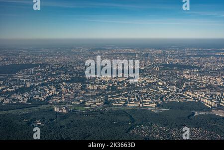 Luftbild Foto aus dem Flugzeug der Stadt und klaren Himmel. Luftaufnahmen der großen Stadt aus einem Flugzeugfenster. Blick auf die moderne Stadt aus Flugzeug gewinnen Stockfoto