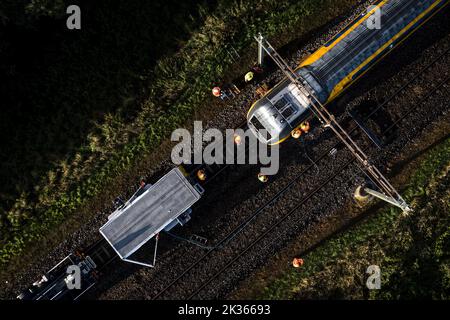 2022-09-25 08:42:36 LEVEROY - Ein Drohnenfoto eines entgleisenden Intercity zwischen Weert und Haelen in Limburg. Der Zug entgleiste in der Nacht von Samstag auf Sonntag mit 250 Passagieren an Bord. Viele der Passagiere waren Jugendliche, die die Messe in Weert besucht hatten. ANP ROB ENGELAAR niederlande aus - belgien aus Stockfoto