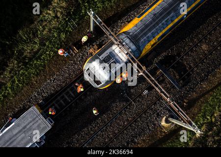 2022-09-25 08:42:41 LEVEROY - Ein Drohnenfoto eines entgleisenden Intercity zwischen Weert und Haelen in Limburg. Der Zug entgleiste in der Nacht von Samstag auf Sonntag mit 250 Passagieren an Bord. Viele der Passagiere waren Jugendliche, die die Messe in Weert besucht hatten. ANP ROB ENGELAAR niederlande aus - belgien aus Stockfoto