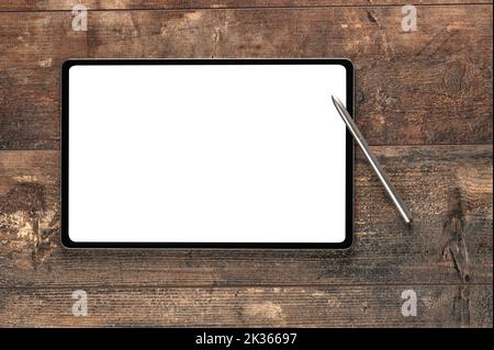 Mockup Premium Tablet mit weißem, leerem Bildschirm im trendigen, schlanken Rahmen mit Stylus Pen. Vorlage Für Digitales Tablett. Modernes digitales Gerät auf altem Holz Stockfoto