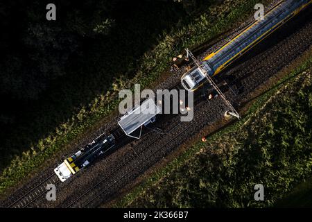 2022-09-25 08:43:21 LEVEROY - Ein Drohnenfoto eines entgleisenden Intercity zwischen Weert und Haelen in Limburg. Der Zug entgleiste in der Nacht von Samstag auf Sonntag mit 250 Passagieren an Bord. Viele der Passagiere waren Jugendliche, die die Messe in Weert besucht hatten. ANP ROB ENGELAAR niederlande aus - belgien aus Stockfoto