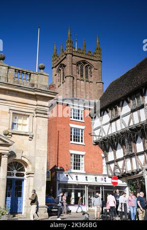 Blick von der Straße auf die St. Lawrence's Church und die umliegenden Gebäude in Ludlow, Shropshire, Großbritannien Stockfoto