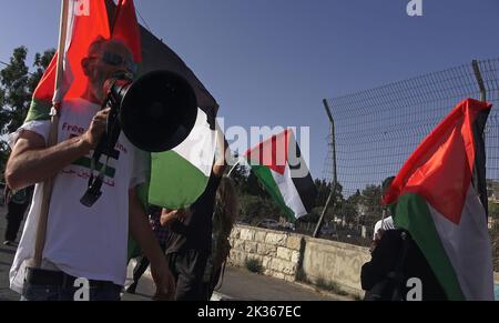 Palästinenser und Linke israelische Aktivisten rufen Slogans und halten palästinensische Flaggen fest, während sie an einer Demonstration gegen israelische Besatzung und Siedlungsaktivitäten im Sheikh Jarrah-Viertel am 23. September 2022 in Jerusalem, Israel, teilnehmen. Das palästinensische Viertel Sheikh Jarrah ist derzeit das Zentrum einer Reihe von Eigentumsstreitigkeiten zwischen Palästinensern und rechtsgerichteten jüdischen Israelis. Einige Häuser wurden nach einem Gerichtsurteil von israelischen Siedlern besetzt. Stockfoto