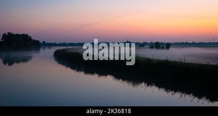 Nebelbänke über dem Niederland in der Nähe des Flusses Rotte in den Niederlanden Stockfoto