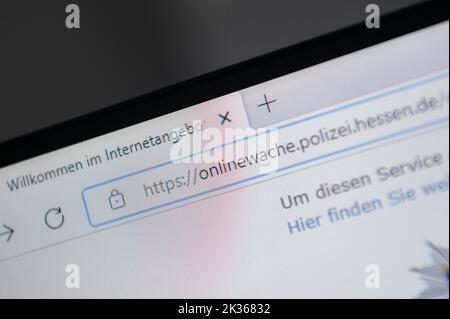 PRODUKTION - 21. September 2022, Hessen, Frankfurt/Main: Die Adresse der Website der Hessischen Polizei Online Watch befindet sich in der Adresszeile eines Browsers. Hessen will seinen polizeilichen Online-Uhrendienst ausbauen. Unter anderem soll es möglich sein, neben Berichten und Tipps auch Anhänge und Nachweise über die Internetplattform hinzuzufügen. (To dpa: Erweiterung der Online-Uhr der hessischen Polizei) Foto: Sebastian Gollnow/dpa Stockfoto