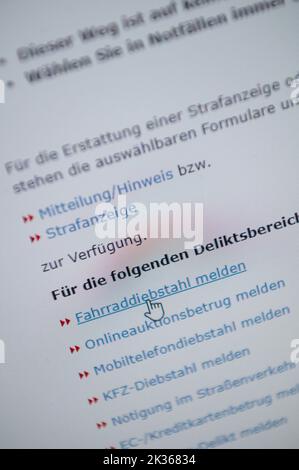 PRODUKTION - 21. September 2022, Hessen, Frankfurt/Main: Der Mauszeiger befindet sich auf dem Link „Fahrraddiebstahl melden“ auf der Website des Online-Wachhundes der hessischen Polizei. Hessen will seinen polizeilichen Online-Uhrendienst ausbauen. Unter anderem soll es möglich sein, neben Berichten und Tipps auch Anhänge und Nachweise über die Internetplattform hinzuzufügen. Foto: Sebastian Gollnow/dpa Stockfoto