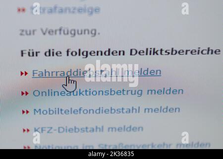 PRODUKTION - 21. September 2022, Hessen, Frankfurt/Main: Der Mauszeiger befindet sich auf dem Link „Fahrraddiebstahl melden“ auf der Website des Online-Wachhundes der hessischen Polizei. Hessen will seinen polizeilichen Online-Uhrendienst ausbauen. Unter anderem soll es möglich sein, neben Berichten und Tipps auch Anhänge und Nachweise über die Internetplattform hinzuzufügen. (To dpa: Erweiterung der Online-Uhr der hessischen Polizei) Foto: Sebastian Gollnow/dpa Stockfoto