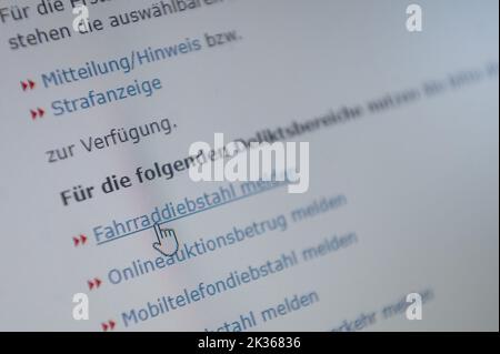 PRODUKTION - 21. September 2022, Hessen, Frankfurt/Main: Der Mauszeiger befindet sich auf dem Link „Fahrraddiebstahl melden“ auf der Website des Online-Wachhundes der hessischen Polizei. Hessen will seinen polizeilichen Online-Uhrendienst ausbauen. Unter anderem soll es möglich sein, neben Berichten und Tipps auch Anhänge und Nachweise über die Internetplattform hinzuzufügen. Foto: Sebastian Gollnow/dpa Stockfoto