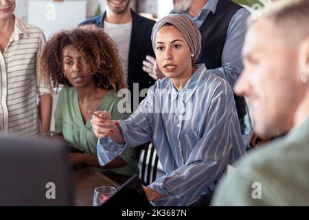 Multiethnische Gruppe von Kollegen Problemlösungen rund um den Bildschirm Gestik - kreative Business Lifestyle-Konzept Stockfoto