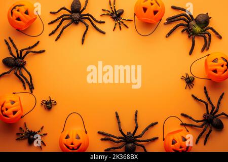 Halloween Dekorationen, Kürbisse, Spinnen auf orangefarbenem Hintergrund Stockfoto