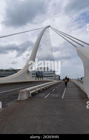 Die Samuel Beckett Bridge (irisch: Droichead Samuel Beckett) ist eine Seilbrücke in Dublin, Irland, von John Rogerson's Quay aus gesehen Stockfoto