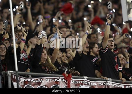 Columbus, Usa. 24. September 2022. Die Ohio State Buckeyes Studentenabteilung jubelt während des Buckeyes-Spiels gegen die Wisconsin Dachse in Columbus, Ohio am Samstag, 24. September 2022. Foto von Aaron Josefczyk/UPI Credit: UPI/Alamy Live News Stockfoto