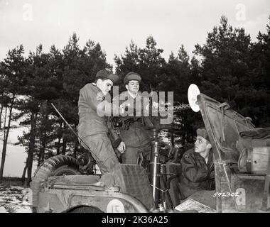 Sgt Elvis Presley überprüft das Maschinengewehr des 32. Armour Scout Jeeps während des Winter Shield Manövers der Army in Bayern Stockfoto