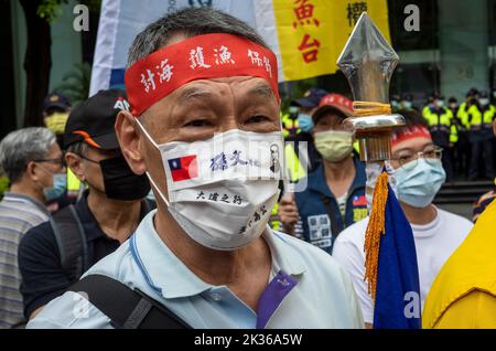 Taiwanesische Fischer protestieren gegen die Souveränität der Diaoyutai-Inseln (Senkaku auf Japanisch) vor dem japanischen Handelsbüro in Taipei, Taiwan am 25/09/2022 fordern Fischer Japans Rückzug von den Diaoyutai-Inseln und die Entfernung japanischer Schiffe aus den umliegenden Gewässern. Die Demonstranten wenden sich gegen die Ansprüche der japanischen Regierung auf Souveränität über die Diaoyutai-Inseln und die umliegenden Gewässer sowie gegen die Anwendung des Sicherheitsvertrags zwischen den USA und Japan. Die Inseln stehen im Mittelpunkt eines Territorialstreits zwischen Japan und China sowie zwischen Japan und Taiwan. Von Wiktor Dabkowski Stockfoto