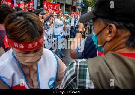 Taiwanesische Fischer protestieren gegen die Souveränität der Diaoyutai-Inseln (Senkaku auf Japanisch) vor dem japanischen Handelsbüro in Taipei, Taiwan am 25/09/2022 fordern Fischer Japans Rückzug von den Diaoyutai-Inseln und die Entfernung japanischer Schiffe aus den umliegenden Gewässern. Die Demonstranten wenden sich gegen die Ansprüche der japanischen Regierung auf Souveränität über die Diaoyutai-Inseln und die umliegenden Gewässer sowie gegen die Anwendung des Sicherheitsvertrags zwischen den USA und Japan. Die Inseln stehen im Mittelpunkt eines Territorialstreits zwischen Japan und China sowie zwischen Japan und Taiwan. Von Wiktor Dabkowski Stockfoto