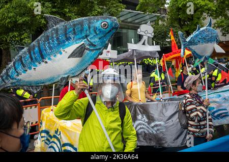 Taiwanesische Fischer protestieren gegen die Souveränität der Diaoyutai-Inseln (Senkaku auf Japanisch) vor dem japanischen Handelsbüro in Taipei, Taiwan am 25/09/2022 fordern Fischer Japans Rückzug von den Diaoyutai-Inseln und die Entfernung japanischer Schiffe aus den umliegenden Gewässern. Die Demonstranten wenden sich gegen die Ansprüche der japanischen Regierung auf Souveränität über die Diaoyutai-Inseln und die umliegenden Gewässer sowie gegen die Anwendung des Sicherheitsvertrags zwischen den USA und Japan. Die Inseln stehen im Mittelpunkt eines Territorialstreits zwischen Japan und China sowie zwischen Japan und Taiwan. Von Wiktor Dabkowski Stockfoto