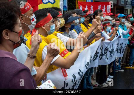 Taiwanesische Fischer protestieren gegen die Souveränität der Diaoyutai-Inseln (Senkaku auf Japanisch) vor dem japanischen Handelsbüro in Taipei, Taiwan am 25/09/2022 fordern Fischer Japans Rückzug von den Diaoyutai-Inseln und die Entfernung japanischer Schiffe aus den umliegenden Gewässern. Die Demonstranten wenden sich gegen die Ansprüche der japanischen Regierung auf Souveränität über die Diaoyutai-Inseln und die umliegenden Gewässer sowie gegen die Anwendung des Sicherheitsvertrags zwischen den USA und Japan. Die Inseln stehen im Mittelpunkt eines Territorialstreits zwischen Japan und China sowie zwischen Japan und Taiwan. Von Wiktor Dabkowski Stockfoto