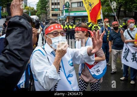 Taiwanesische Fischer protestieren gegen die Souveränität der Diaoyutai-Inseln (Senkaku auf Japanisch) vor dem japanischen Handelsbüro in Taipei, Taiwan am 25/09/2022 fordern Fischer Japans Rückzug von den Diaoyutai-Inseln und die Entfernung japanischer Schiffe aus den umliegenden Gewässern. Die Demonstranten wenden sich gegen die Ansprüche der japanischen Regierung auf Souveränität über die Diaoyutai-Inseln und die umliegenden Gewässer sowie gegen die Anwendung des Sicherheitsvertrags zwischen den USA und Japan. Die Inseln stehen im Mittelpunkt eines Territorialstreits zwischen Japan und China sowie zwischen Japan und Taiwan. Von Wiktor Dabkowski Stockfoto