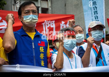 Taiwanesische Fischer protestieren gegen die Souveränität der Diaoyutai-Inseln (Senkaku auf Japanisch) vor dem japanischen Handelsbüro in Taipei, Taiwan am 25/09/2022 fordern Fischer Japans Rückzug von den Diaoyutai-Inseln und die Entfernung japanischer Schiffe aus den umliegenden Gewässern. Die Demonstranten wenden sich gegen die Ansprüche der japanischen Regierung auf Souveränität über die Diaoyutai-Inseln und die umliegenden Gewässer sowie gegen die Anwendung des Sicherheitsvertrags zwischen den USA und Japan. Die Inseln stehen im Mittelpunkt eines Territorialstreits zwischen Japan und China sowie zwischen Japan und Taiwan. Von Wiktor Dabkowski Stockfoto