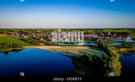 Ein Luftblick auf das Dorf Delfstrahuizen in der Nähe der blauen Seen in Friesland, Niederlande Stockfoto