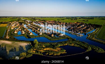 Ein Luftblick auf das Dorf Delfstrahuizen in der Nähe der blauen Seen in Friesland, Niederlande Stockfoto