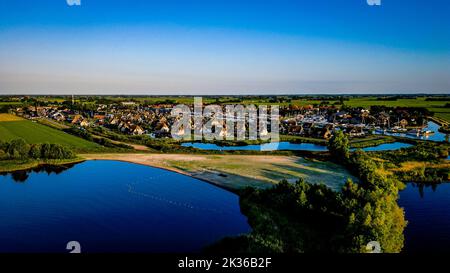 Ein Luftblick auf das Dorf Delfstrahuizen in der Nähe der blauen Seen in Friesland, Niederlande Stockfoto
