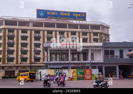 Ein Burger King wird vor einer Beltie International Schule gebaut. Stueng Meanchey, Phnom Penh, Kambodscha. 25.. September 2022. © Kraig Lieb Stockfoto