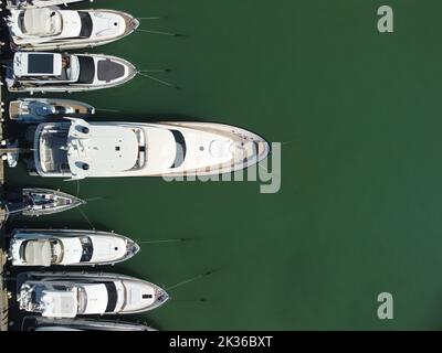 Luftpanorama der Balaklava Landschaft mit Booten und Meer in Marina Bay. Krim Sewastopol Touristenattraktion. Drone Draufsicht Aufnahme des Hafens für Stockfoto