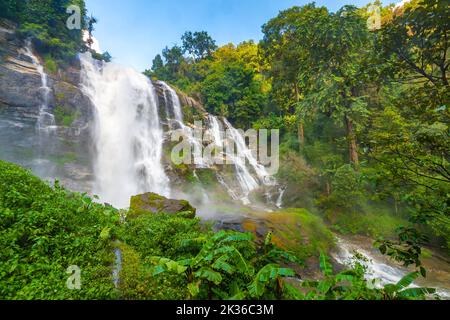 Wachirathan Wasserfall im Doi Inthanon Nationalpark, Mae Chaem Bezirk, Chiang Mai Provinz, Thailand. Frisches fließendes Wasser im tropischen Regenwald. Gr Stockfoto