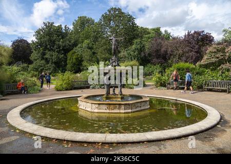 Hyde Park London, der Huntress Fountain mit einer Statue von Diana, der Göttin der Jagd, die einen Pfeil schießt. Stockfoto