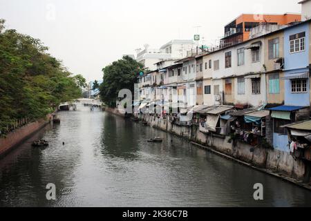 BANGKOK, THAILAND - 10. MÄRZ 2018 Kanal oder Klong aus dem Kanal genommen Stockfoto