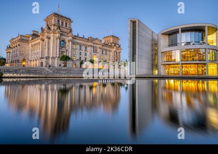 Der Reichstag und das Paul-Loebe-Haus an der Spree in Berlin im Morgengrauen Stockfoto