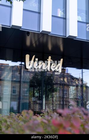 Vinted Logo-Schild an der Hauptniederlassung, Wand des Hauptgebäudes. Vinted ist Online-Marktplatz für Second-Hand-Kleidung, Unicorn Startup Stockfoto