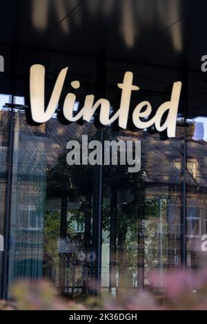 Vinted Logo-Schild an der Hauptniederlassung, Wand des Hauptgebäudes. Vinted ist Online-Marktplatz für Second-Hand-Kleidung, Unicorn Startup Stockfoto