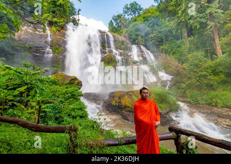 CHIANG MAI, THAILAND - 5.11.2019: Buddhistischer Mönch fotografiert am Wachirathan Wasserfall im tropischen Dschungel und Regenwald. Stockfoto