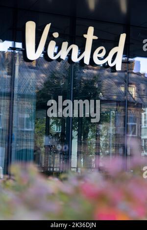 Vinted Logo-Schild an der Hauptniederlassung, Wand des Hauptgebäudes. Vinted ist Online-Marktplatz für Second-Hand-Kleidung, Unicorn Startup Stockfoto