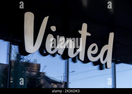 Vinted Logo-Schild an der Hauptniederlassung, Wand des Hauptgebäudes. Vinted ist Online-Marktplatz für Second-Hand-Kleidung, Unicorn Startup Stockfoto
