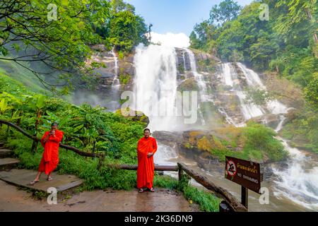 CHIANG MAI, THAILAND - 5.11.2019: Buddhistischer Mönch fotografiert am Wachirathan Wasserfall im tropischen Dschungel und Regenwald. Stockfoto