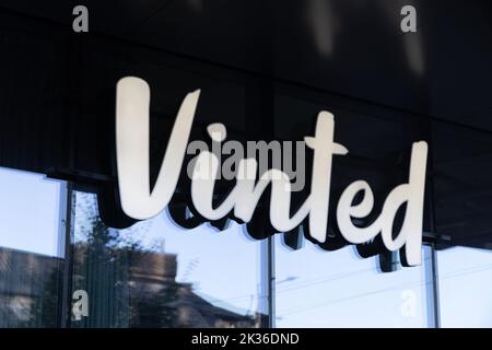 Vinted Logo-Schild an der Hauptniederlassung, Wand des Hauptgebäudes. Vinted ist Online-Marktplatz für Second-Hand-Kleidung, Unicorn Startup Stockfoto