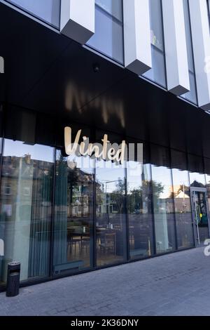 Vinted Logo-Schild an der Hauptniederlassung, Wand des Hauptgebäudes. Vinted ist Online-Marktplatz für Second-Hand-Kleidung, Unicorn Startup Stockfoto