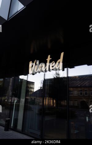 Vinted Logo-Schild an der Hauptniederlassung, Wand des Hauptgebäudes. Vinted ist Online-Marktplatz für Second-Hand-Kleidung, Unicorn Startup Stockfoto