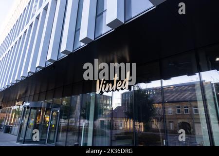 Vinted Logo-Schild an der Hauptniederlassung, Wand des Hauptgebäudes. Vinted ist Online-Marktplatz für Second-Hand-Kleidung, Unicorn Startup Stockfoto