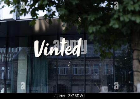 Vinted Logo-Schild an der Hauptniederlassung, Wand des Hauptgebäudes. Vinted ist Online-Marktplatz für Second-Hand-Kleidung, Unicorn Startup Stockfoto