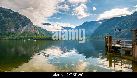 Hallstatt See in der Nähe der Stadt Salzburg. Blick auf den See und die großen Berge im Hintergrund. Wolkiges Wetter, große Wolken und Nebel über dem See. Stockfoto