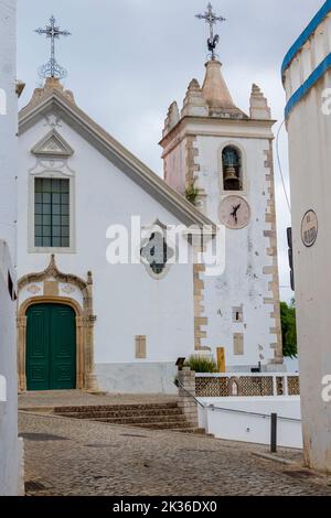 Alte, Portugal, September 2022: Blick auf die Kirche unserer Lieben Frau von der Himmelfahrt von Alte, gemütliches Dorf an der Algarve in Portugal. Stockfoto