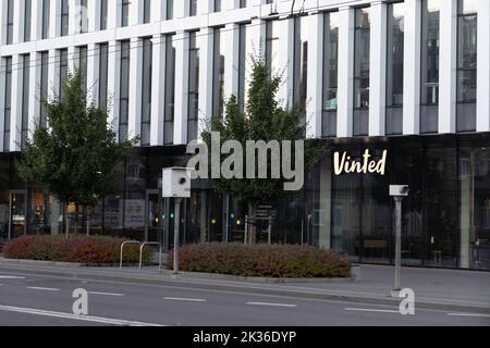 Vinted Logo-Schild an der Hauptniederlassung, Wand des Hauptgebäudes. Vinted ist Online-Marktplatz für Second-Hand-Kleidung, Unicorn Startup Stockfoto