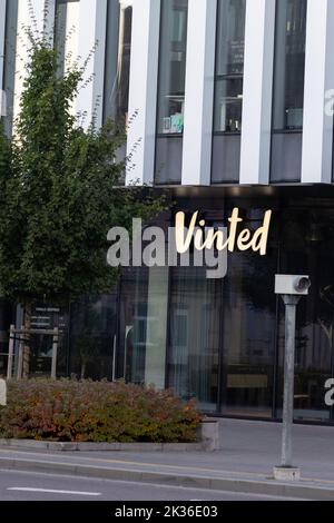 Vinted Logo-Schild an der Hauptniederlassung, Wand des Hauptgebäudes. Vinted ist Online-Marktplatz für Second-Hand-Kleidung, Unicorn Startup Stockfoto