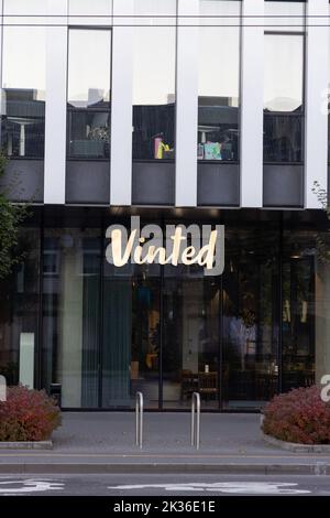 Vinted Logo-Schild an der Hauptniederlassung, Wand des Hauptgebäudes. Vinted ist Online-Marktplatz für Second-Hand-Kleidung, Unicorn Startup Stockfoto