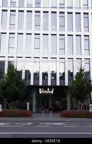 Vinted Logo-Schild an der Hauptniederlassung, Wand des Hauptgebäudes. Vinted ist Online-Marktplatz für Second-Hand-Kleidung, Unicorn Startup Stockfoto