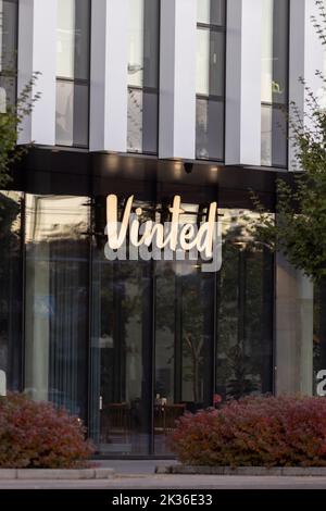 Vinted Logo-Schild an der Hauptniederlassung, Wand des Hauptgebäudes. Vinted ist Online-Marktplatz für Second-Hand-Kleidung, Unicorn Startup Stockfoto